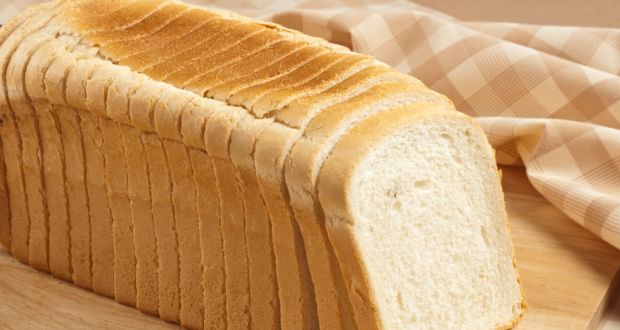 الخبز الأبيض الحبوب المحلاة الأطعمة المقلية و البيتزا وجبات غير صحية لكنها لذيذة .. تجنب تناولها