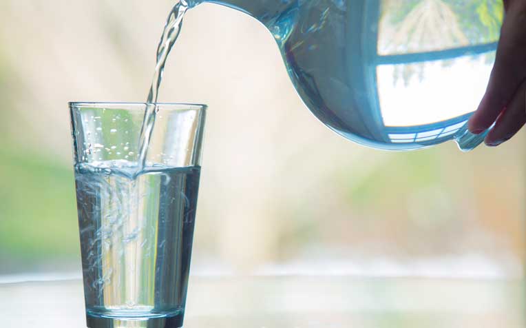 تجنب اضطرابات الهضم و ألم المعدة بعد شهر رمضان مياه الشرب الاستلقاء
