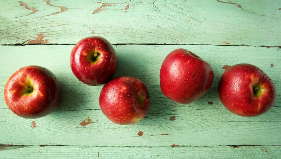 هل تعلم أنّك تخطىء عندما تأكل التفاح ؟
