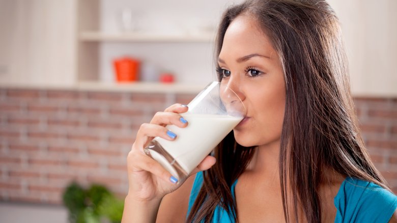 حليب الأبقار مشروب يبدو صحيًا ولكنه قد يزيد من خطر الإصابة ب سرطان الثدي بنسبة 80٪ 