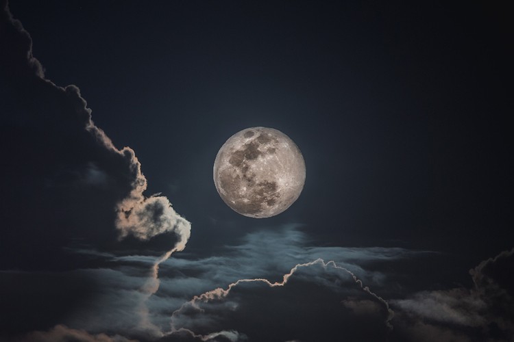 حقائق مثيرة للاهتمام حول القمر .. ستجعلك تنظر لسماء الليل بطريقة مختلفة